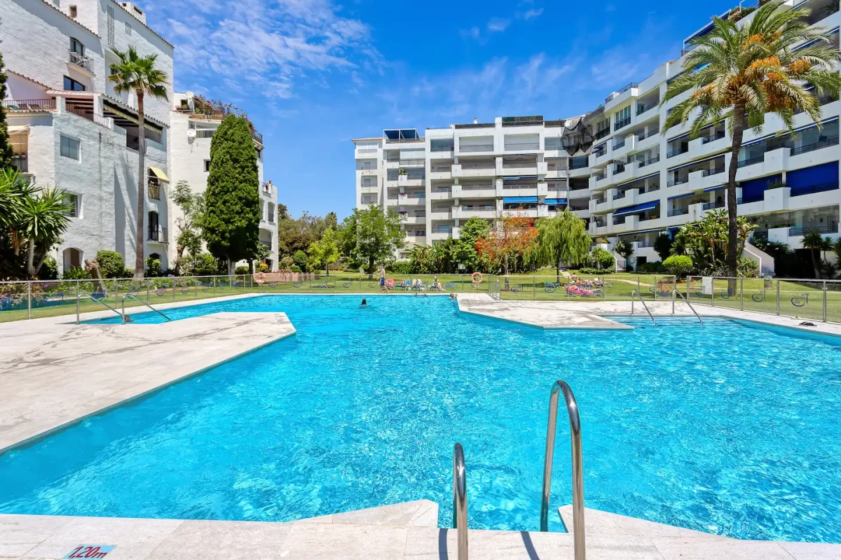 Apartamento con piscina en alquiler Puerto Banús