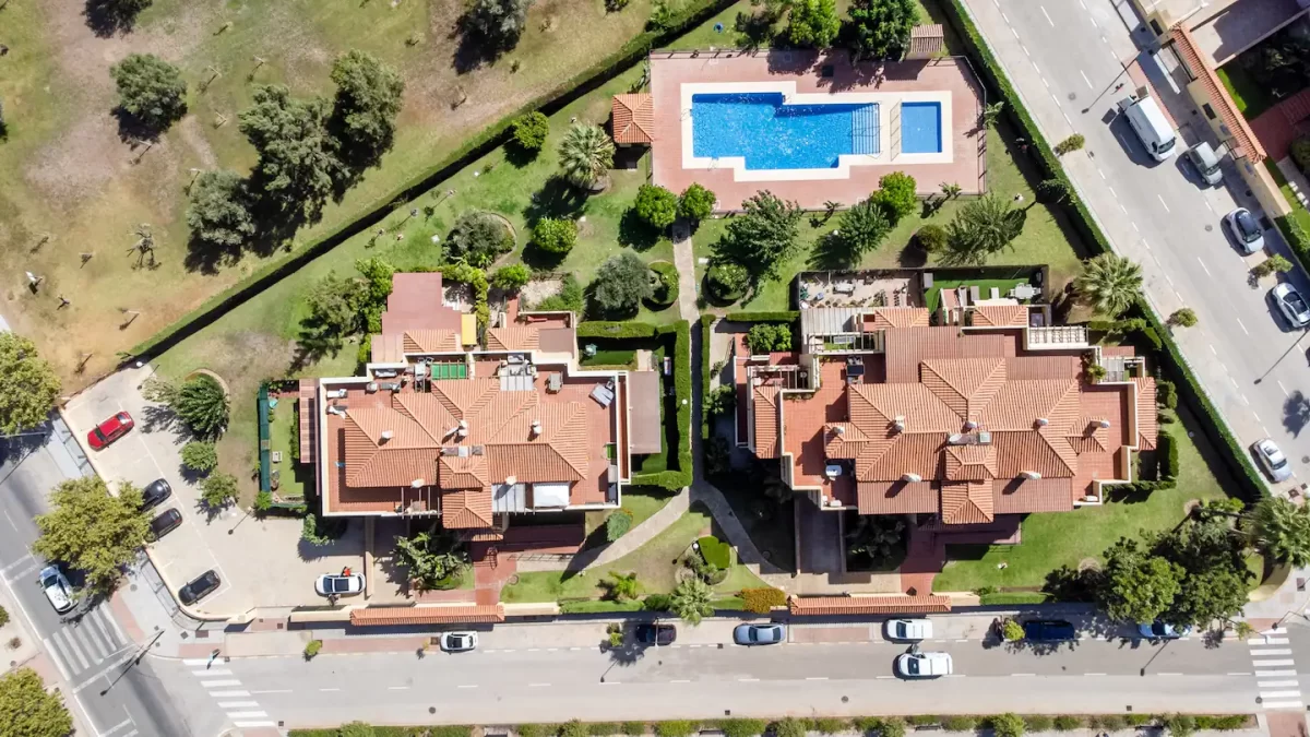 Piscina comunitaria y aparcamiento público