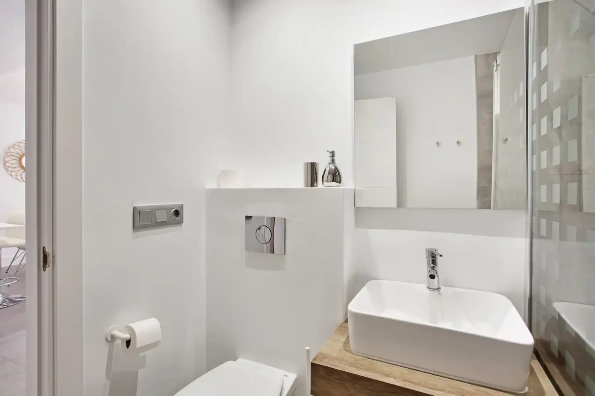 Two bathrooms rental apartment